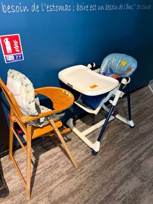 une chaise haute pour bébé et une chaise haute pour bébé dans une pièce