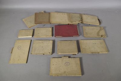 de nombreux morceaux de carton disposés sur une table