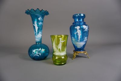 trois vases en verre posés l'un à côté de l'autre sur une table