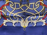 une écharpe bleue et dorée sur laquelle est représenté un cheval