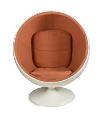une chaise boule orange et blanche, avec un piètement blanc, posée sur une surface blanche