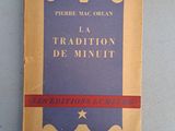un livre posé sur une table