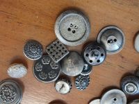 Un lot de boutons fantaisie à décor stylisé en métal gris (photo 3)