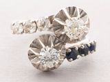une image montrant un gros plan d'une bague sertie de diamants et de saphirs