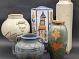quatre vases posés les uns à côté des autres sur une table