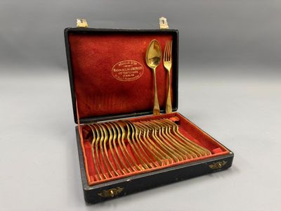 un coffret contenant un service d'argenterie
