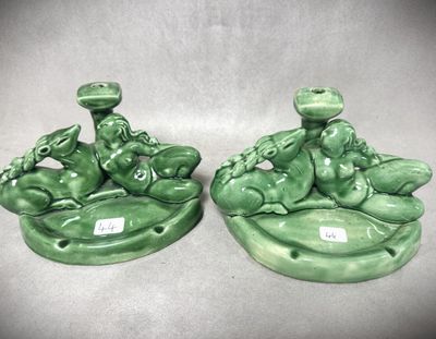 paire de figurines en céramique verte représentant un homme et une femme sur un bateau