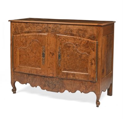 BUFFET bas en loupe d'orme mouluré et sculpté de rinceaux de… - Photo 1