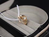 une bague dans un étui contenant un cordon