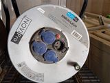 une machine posée sur une étagère