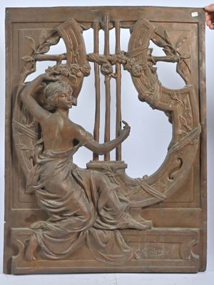 une femme qui se tient à côté d'une sculpture
