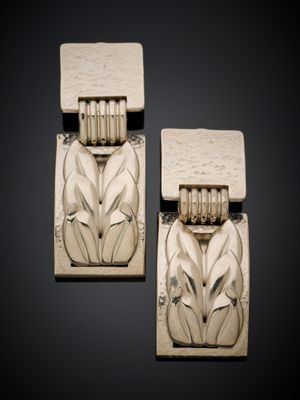 paire de boucles d'oreilles Art déco présentant un motif stylisé sur le devant