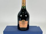 une bouteille de champagne posée sur une boîte bleue