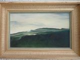 une peinture à l'huile représentant une chaîne de montagnes, dans un cadre doré, accrochée au mur