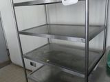une étagère métallique comportant trois tablettes, dans une cuisine