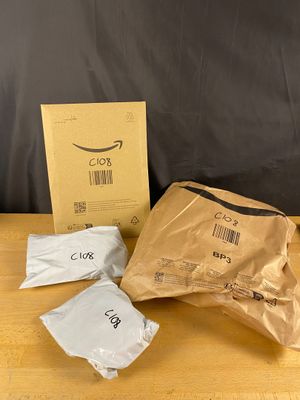 un sac de nourriture posé sur une table à côté d'un sac de nourriture