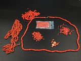 un collier de perles rouges composé d'une multitude de perles