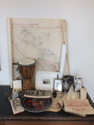 une table sur laquelle se trouvent de nombreux objets
