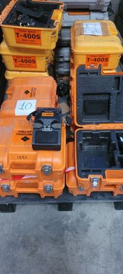 de nombreuses caisses orange et noires à l'arrière d'un camion