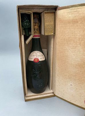 une bouteille de vin présentée dans un coffret en bois