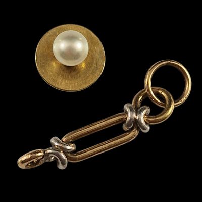 un gros plan d'un objet métallique orné d'une perle