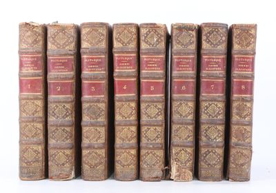 plusieurs vieux livres sont alignés sur une surface blanche