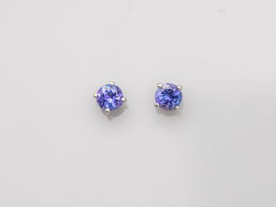 une paire de boucles d'oreilles en tanzanite sur fond blanc
