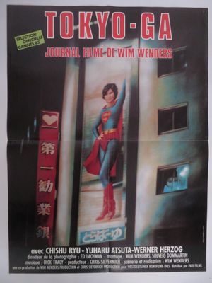 une affiche représentant un homme déguisé en Superman dans une entrée d'immeuble