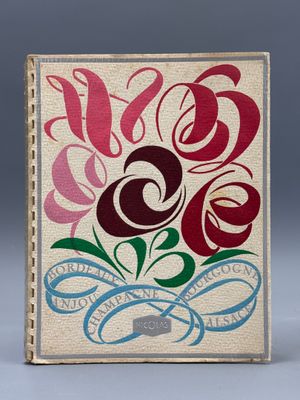 un vieux livre dont la couverture est ornée d'un motif floral