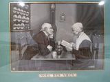 une photo d'un homme et d'une femme assis à une table