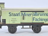 un petit train avec une pancarte sur le côté