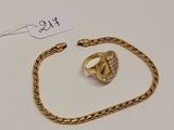 un bracelet en chaîne d'or et une bague avec un fermoir en diamant