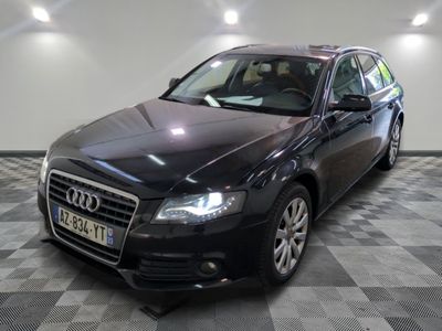 une image d'une audi noire garée dans un garage