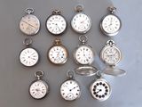 de nombreux types de montres de poche présentés sur une table