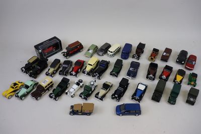 un grand nombre de voitures-jouets qui se trouvent sur la table