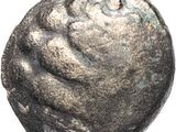 un gros plan d'une pièce de monnaie avec un visage dessus