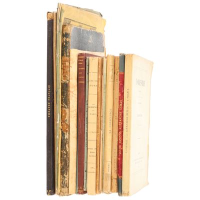 plusieurs livres sont empilés sur une surface blanche