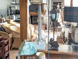 un salon avec beaucoup de meubles et une lampe