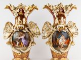 paire de vases anciens en porcelaine, décorés de peintures sur fond blanc
