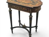 une table peinte en noir et or, avec un tiroir en dessous