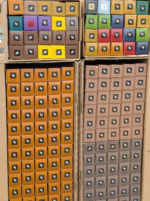 Plusieurs boîtes de différentes couleurs sont empilées les unes sur les autres
