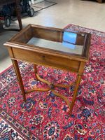 Une petite vitrine en noyer et filet de laiton reposant sur … (photo 3)