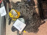 un tas de chaînes par terre, à côté d'une boîte à outils