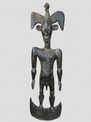 une image représentant une statue d'un homme avec des cornes sur la tête