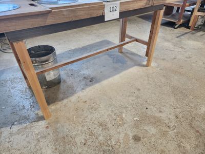une table en bois sur laquelle sont posés des assiettes et des bols