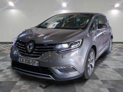 la voiture grise est garée sur un sol en damier dans le garage