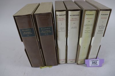 plusieurs livres sont empilés sur une table
