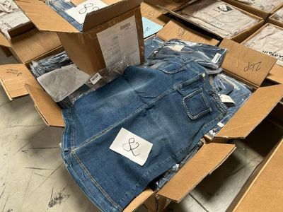 une boîte en carton sur laquelle est posé un jean