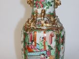 un vase avec un tableau posé sur une table