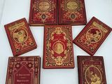 un groupe de livres posés sur une table les uns à côté des autres